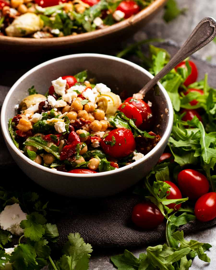 Comer antipasto de ensalada de garbanzos