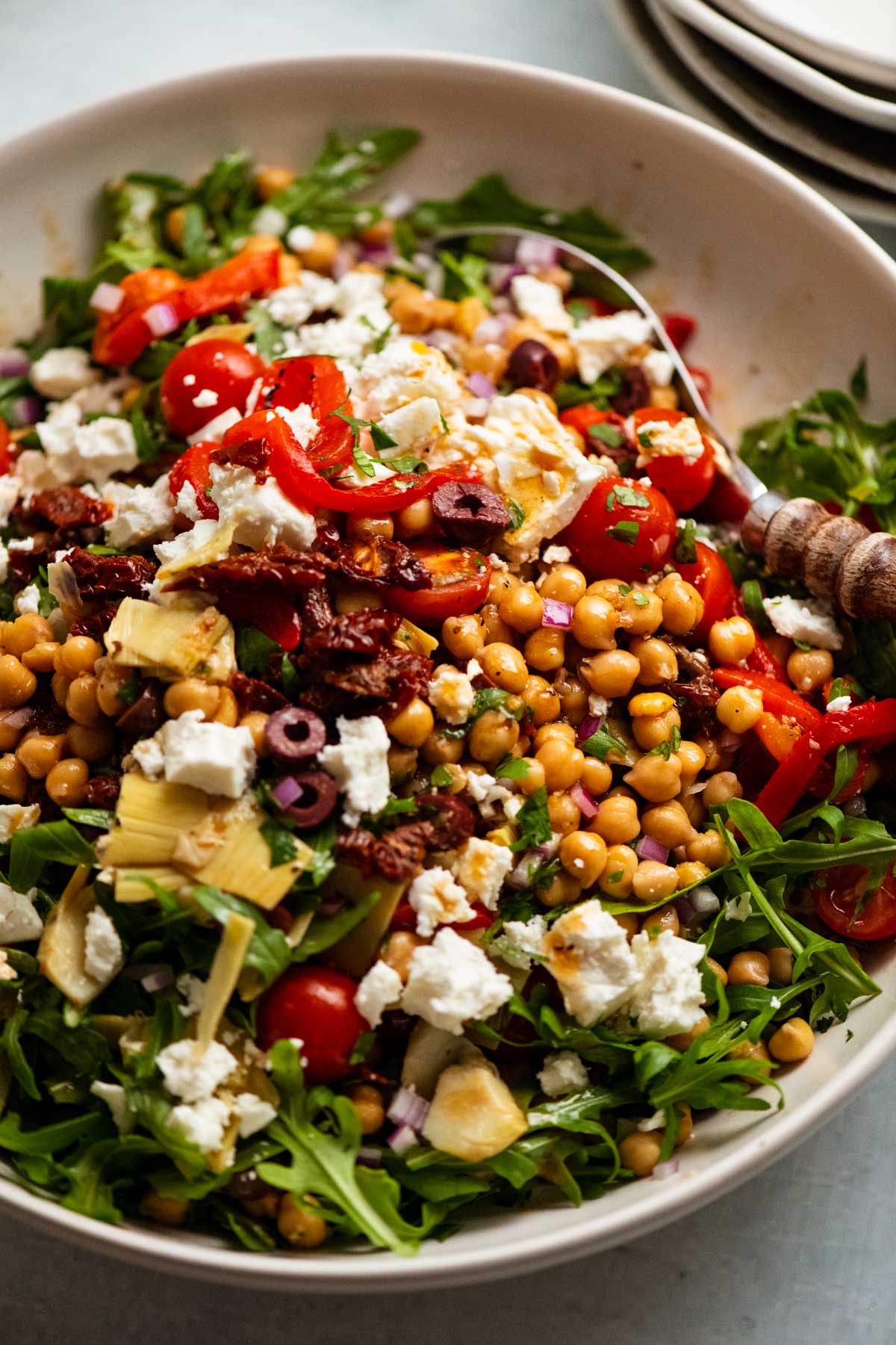 Tazón grande de ensalada de garbanzos Antipasto