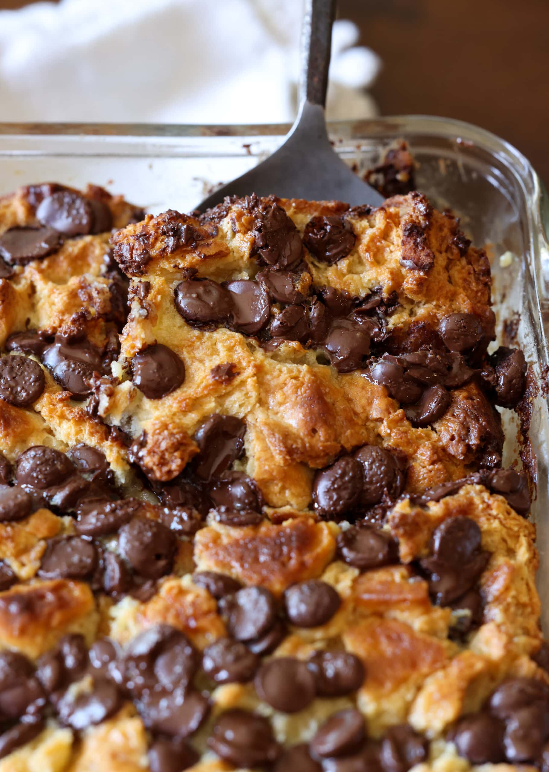 Sacar budín de pan de galleta cubierto con chispas de chocolate