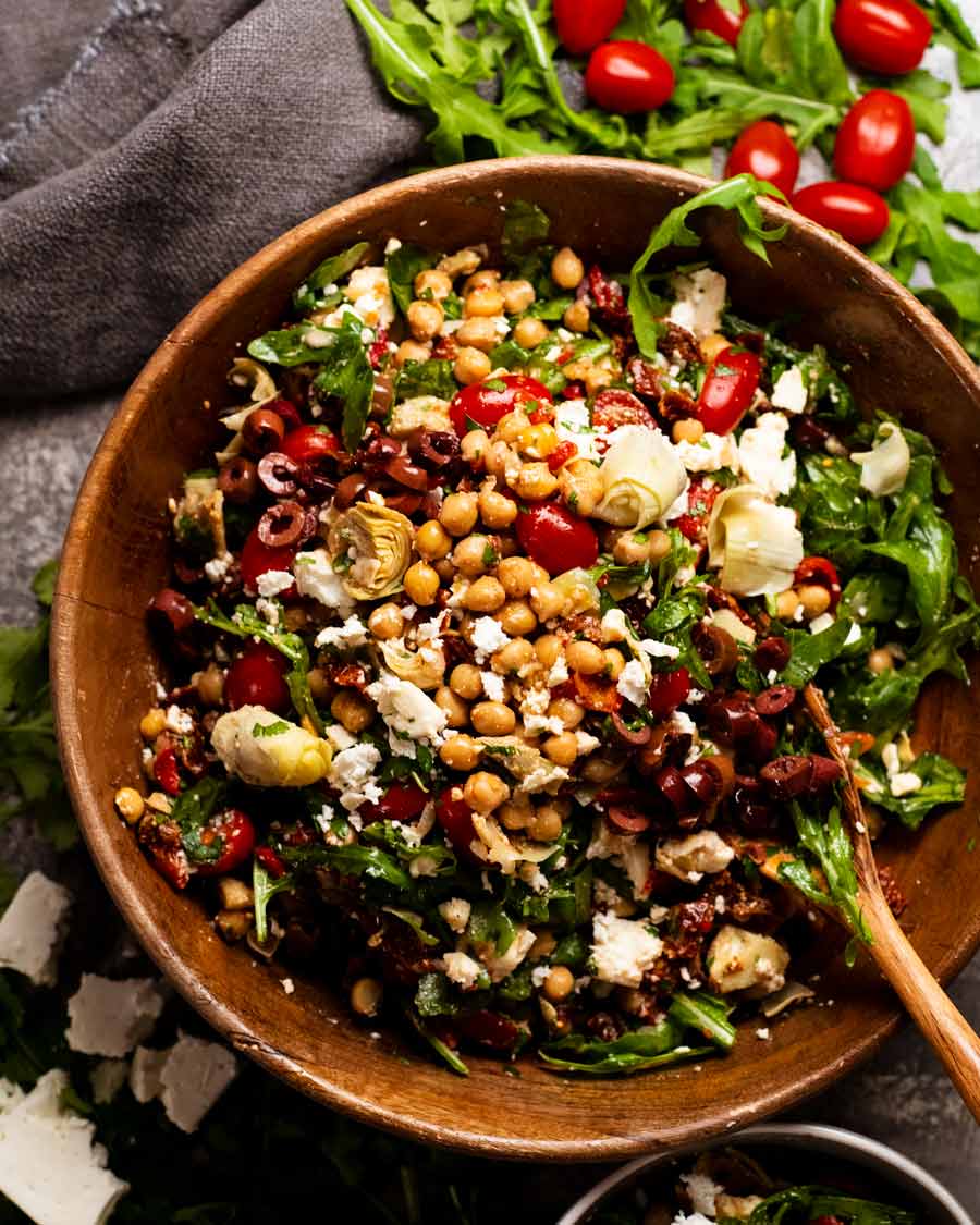 Tazón de ensalada de garbanzos Antipasto