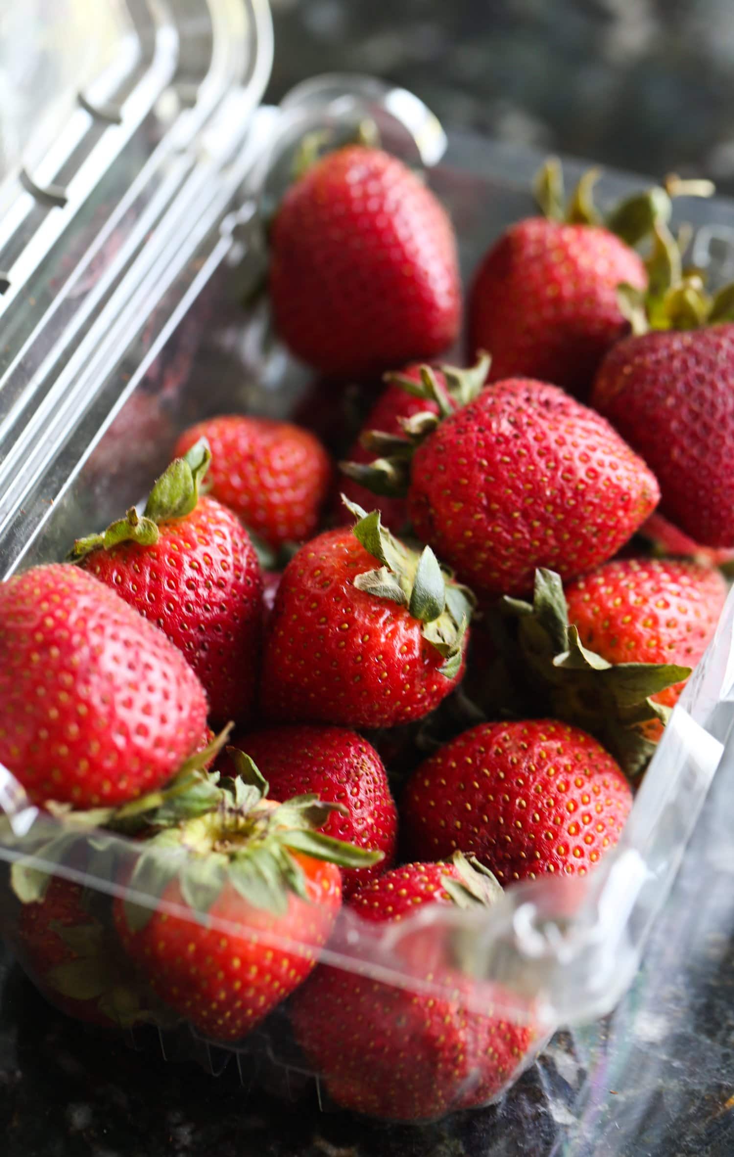 ¡Aproveche al máximo su recorrido de fresas de temporada con recetas de fresas de verano! Estos son los mejores postres y golosinas de fresa para probar. caja de fresas