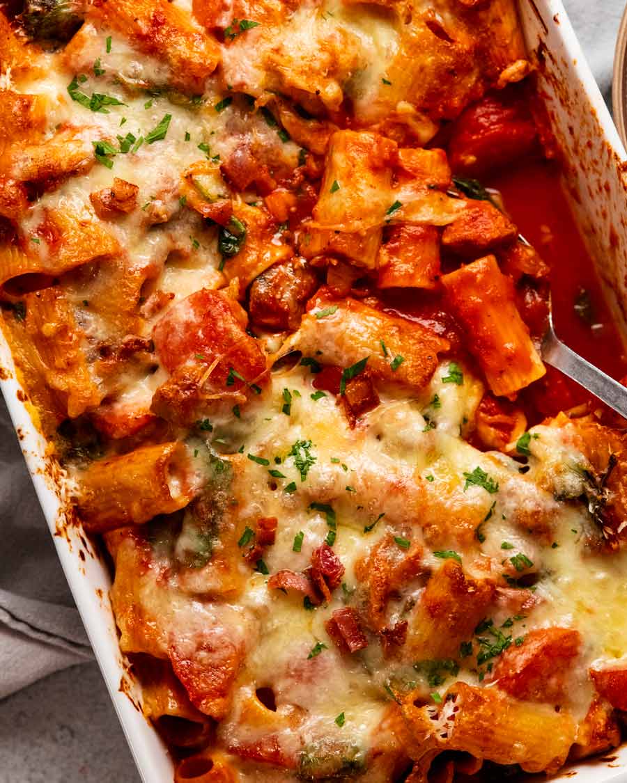 Horneado de pasta de pollo recién hecho
