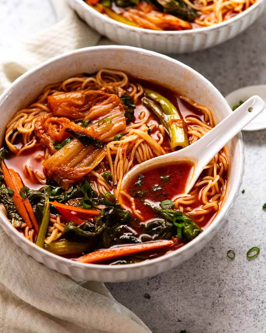 Tazón de sopa de fideos coreana picante