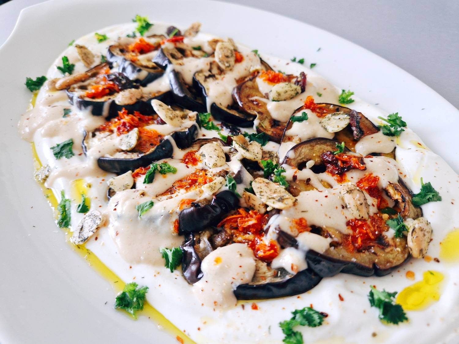 Berenjena asada con yogur griego y salsa de tahini