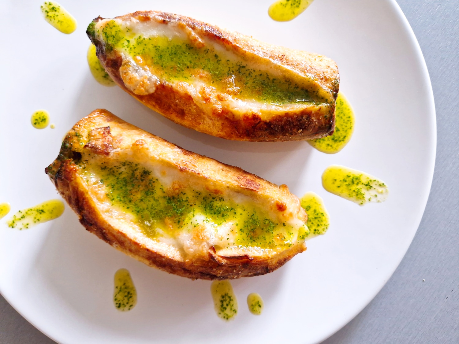 Plátano maduro relleno de queso y aceite de cilantro
