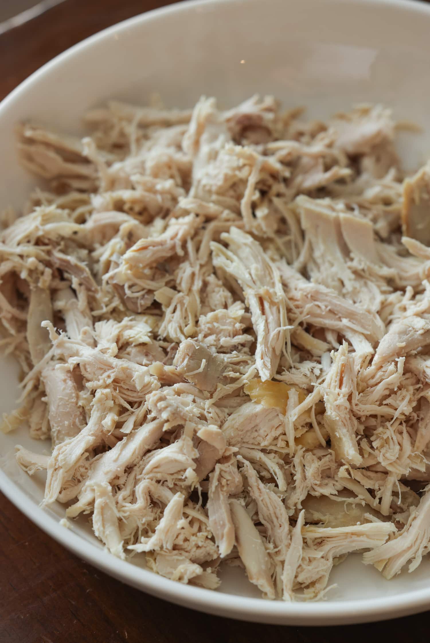 pollo asado desmenuzado en un tazón blanco