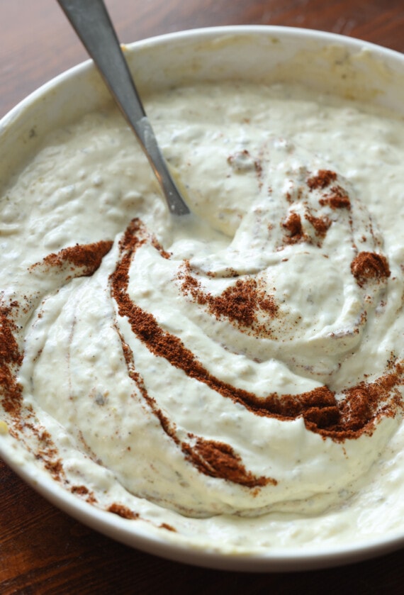 condimento para tacos mezclado con salsa de enchilada de crema agria