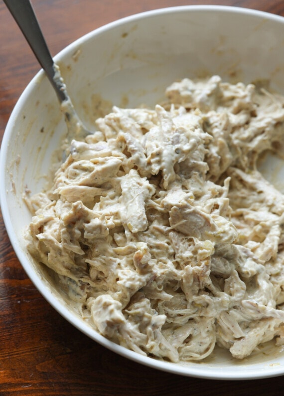 relleno de enchilada de pollo cremoso en un tazón blanco