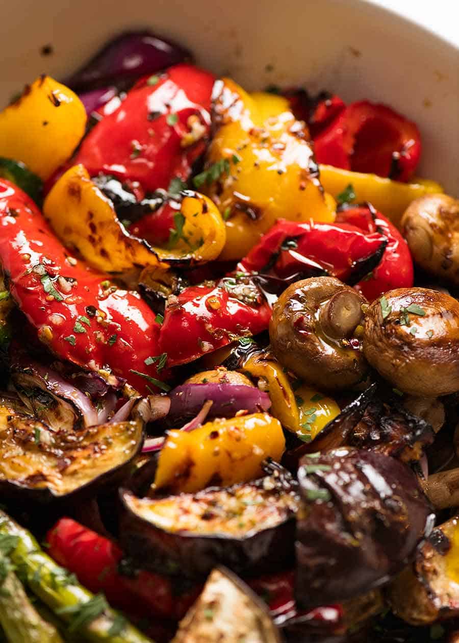 Foto de primer plano de verduras marinadas marinadas jugosas, carbonizadas y tiernas
