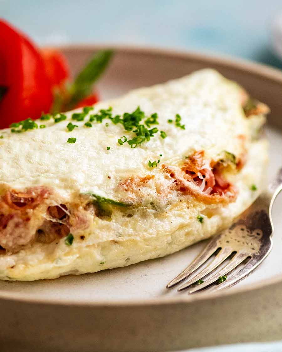 Foto lateral de tortilla de clara de huevo esponjosa