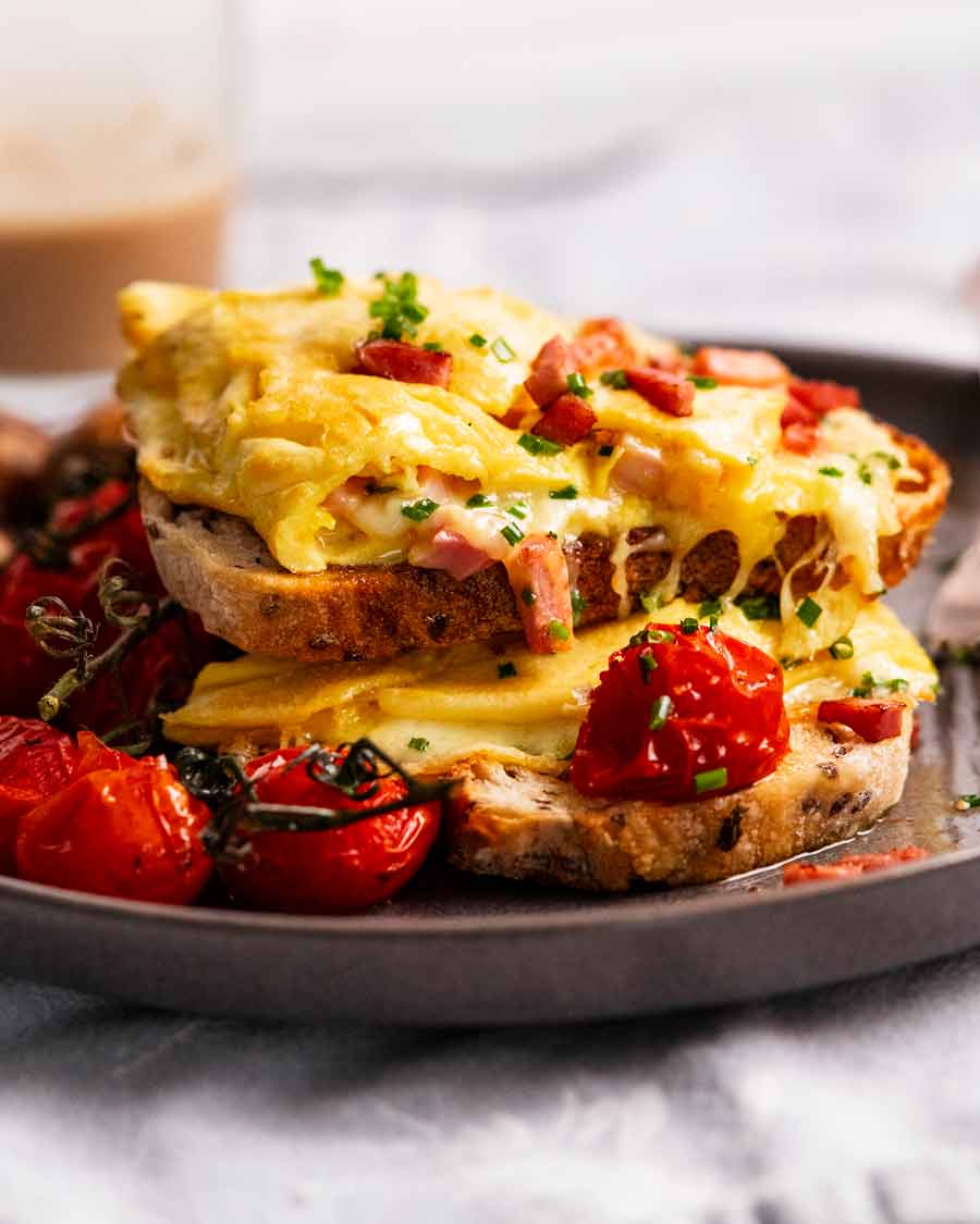 Tortilla de jamón y queso sobre tostadas