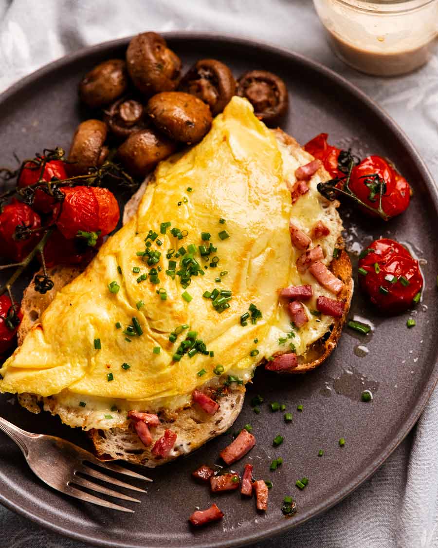 Tortilla de jamón y queso recién hecha en un plato