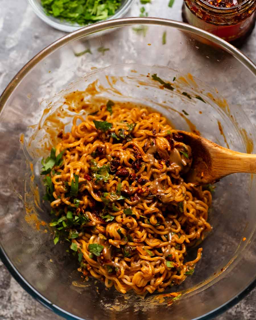 Fideos crujientes de chile en un tazón