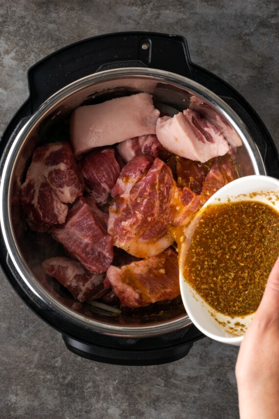 ¡Esta receta de Instant Pot Carnitas necesita solo 5 minutos de preparación! Haga carnitas increíblemente tiernas, jugosas y crujientes para tacos de cerdo y más. El condimento se vierte sobre el asado de cerdo en la olla instantánea.