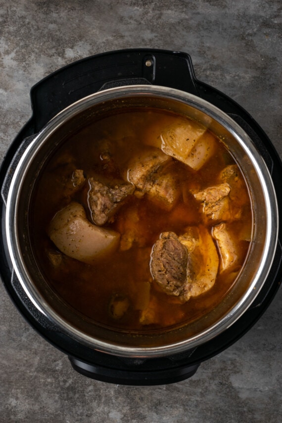 ¡Esta receta de Instant Pot Carnitas necesita solo 5 minutos de preparación! Haga carnitas increíblemente tiernas, jugosas y crujientes para tacos de cerdo y más. Asado de cerdo cocido a presión dentro de la olla instantánea.