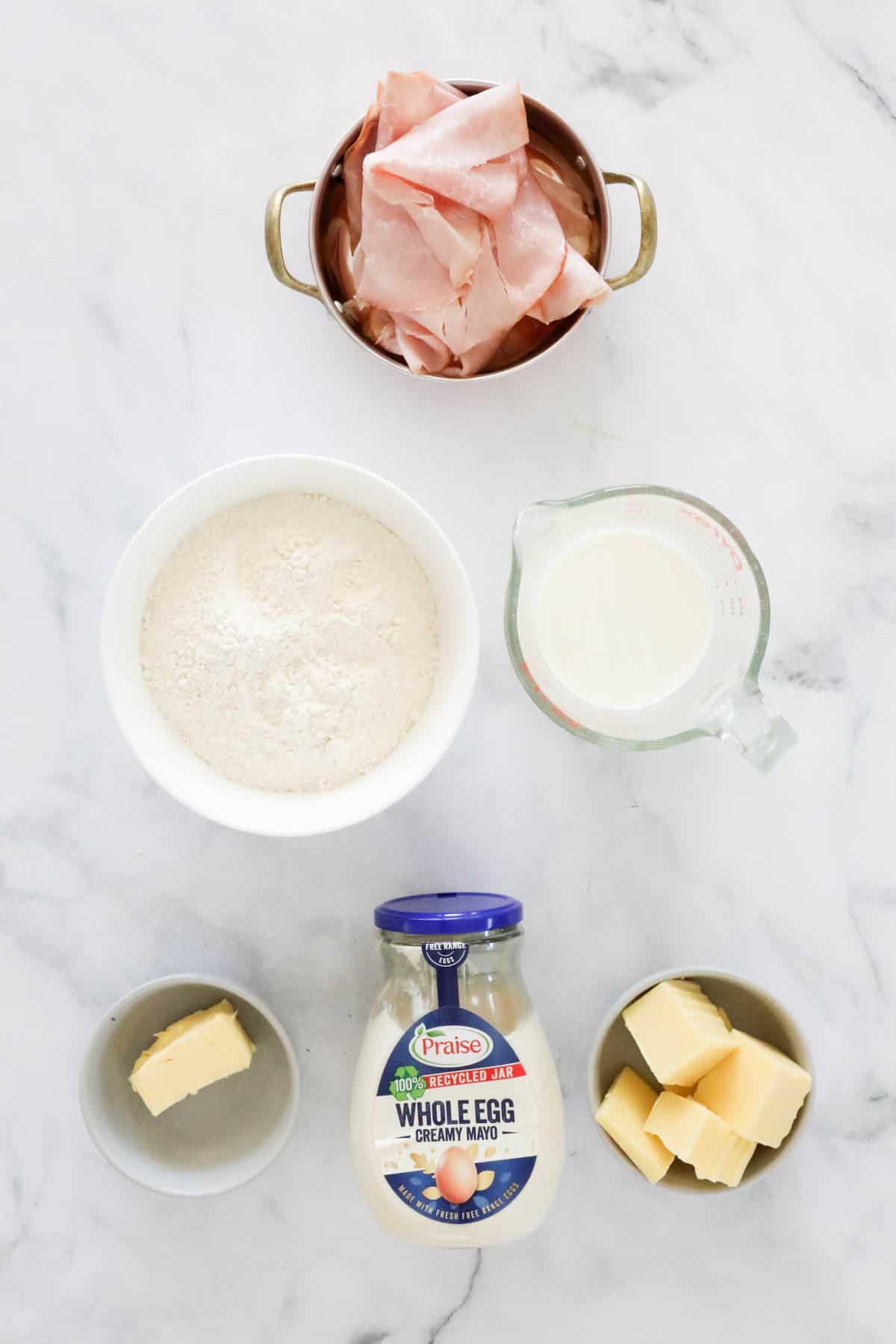 Los ingredientes para rollos de jamón, queso y mayonesa.