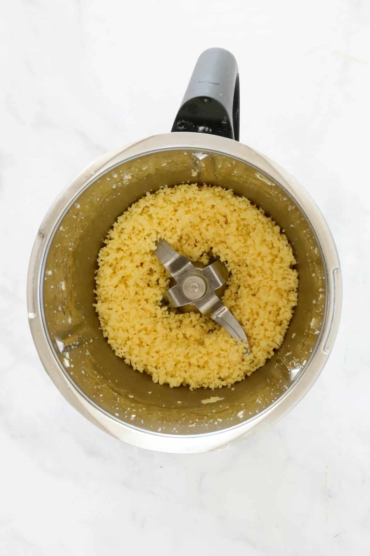 Queso rallado en un bol de Thermomix.