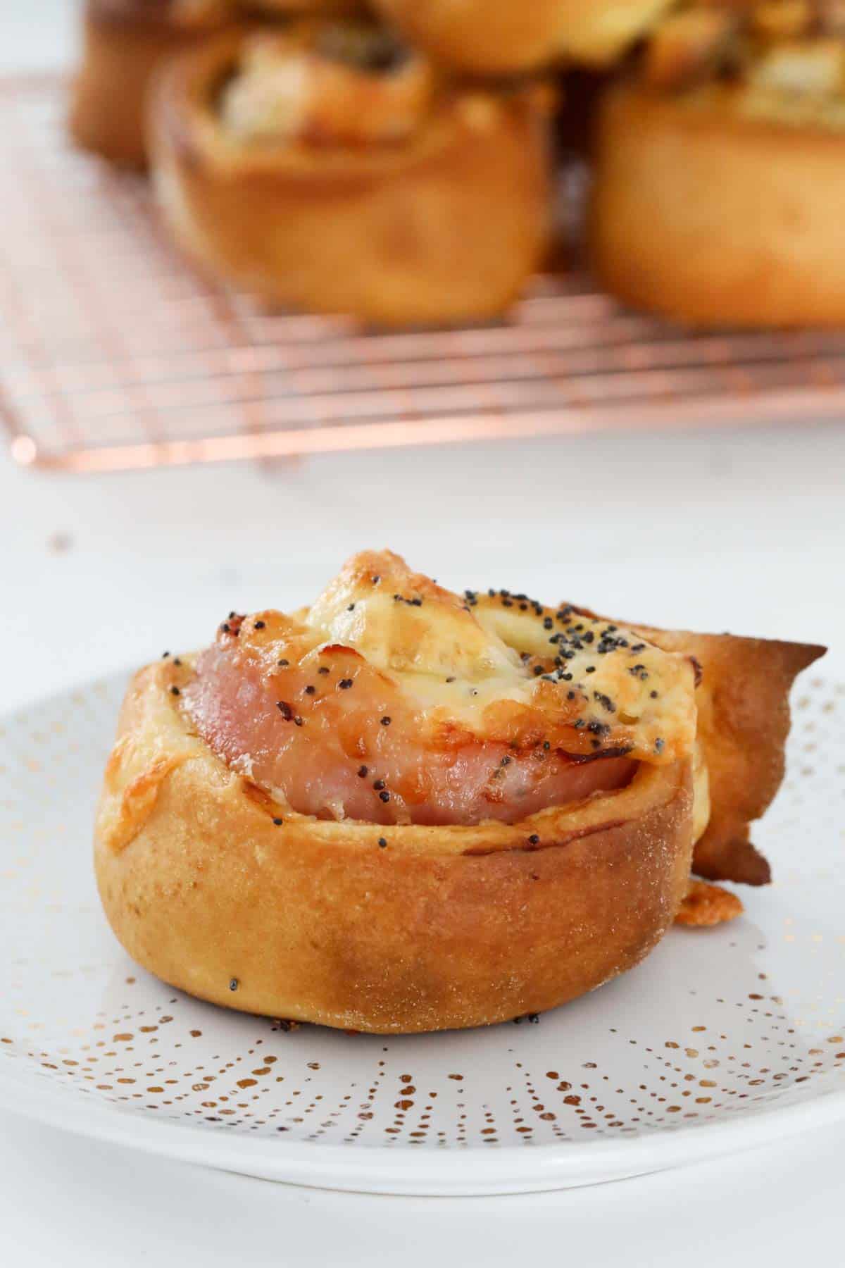 Un rollo de jamón dorado al horno.