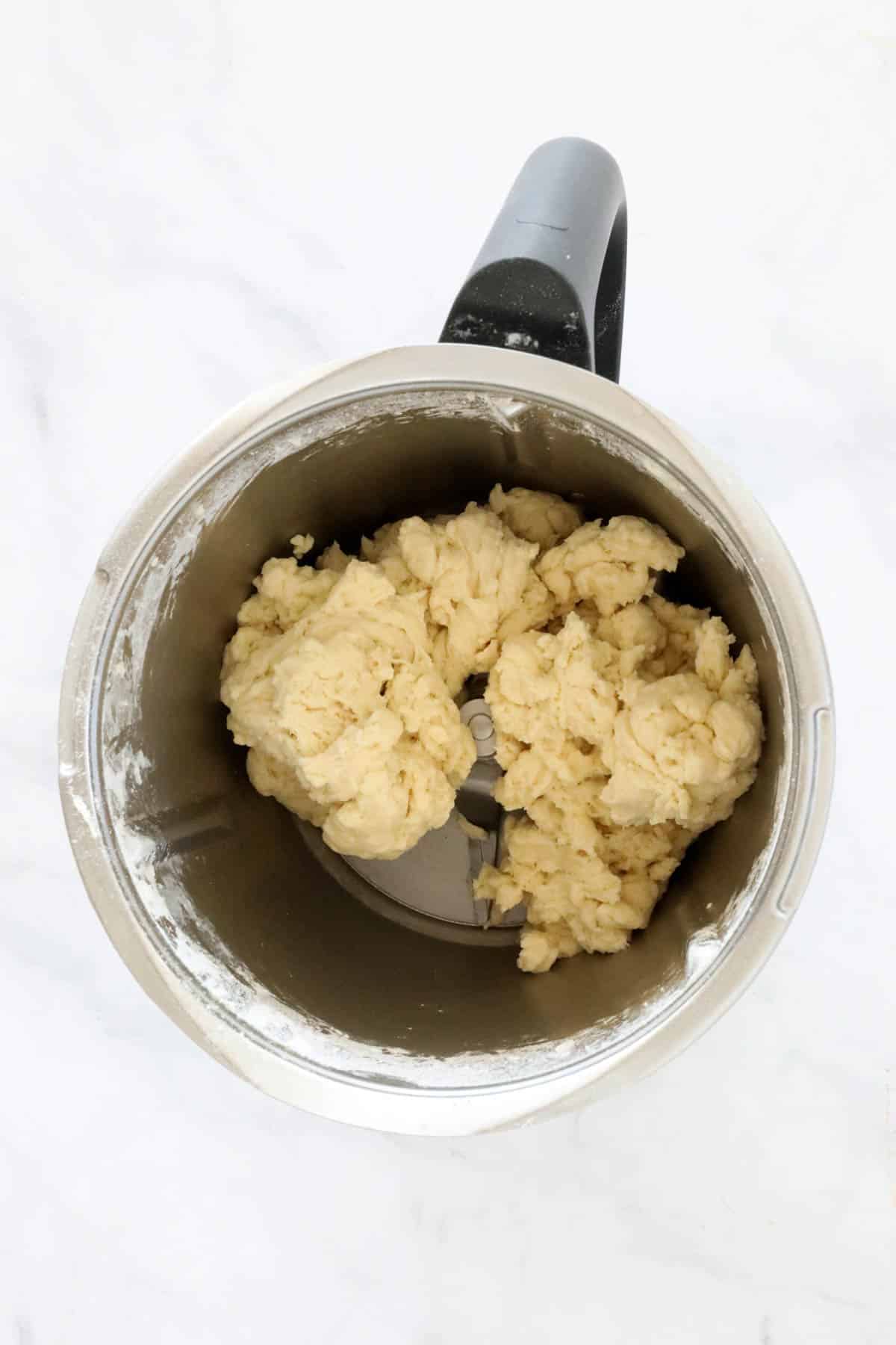 Masa en un bol de Thermomix.