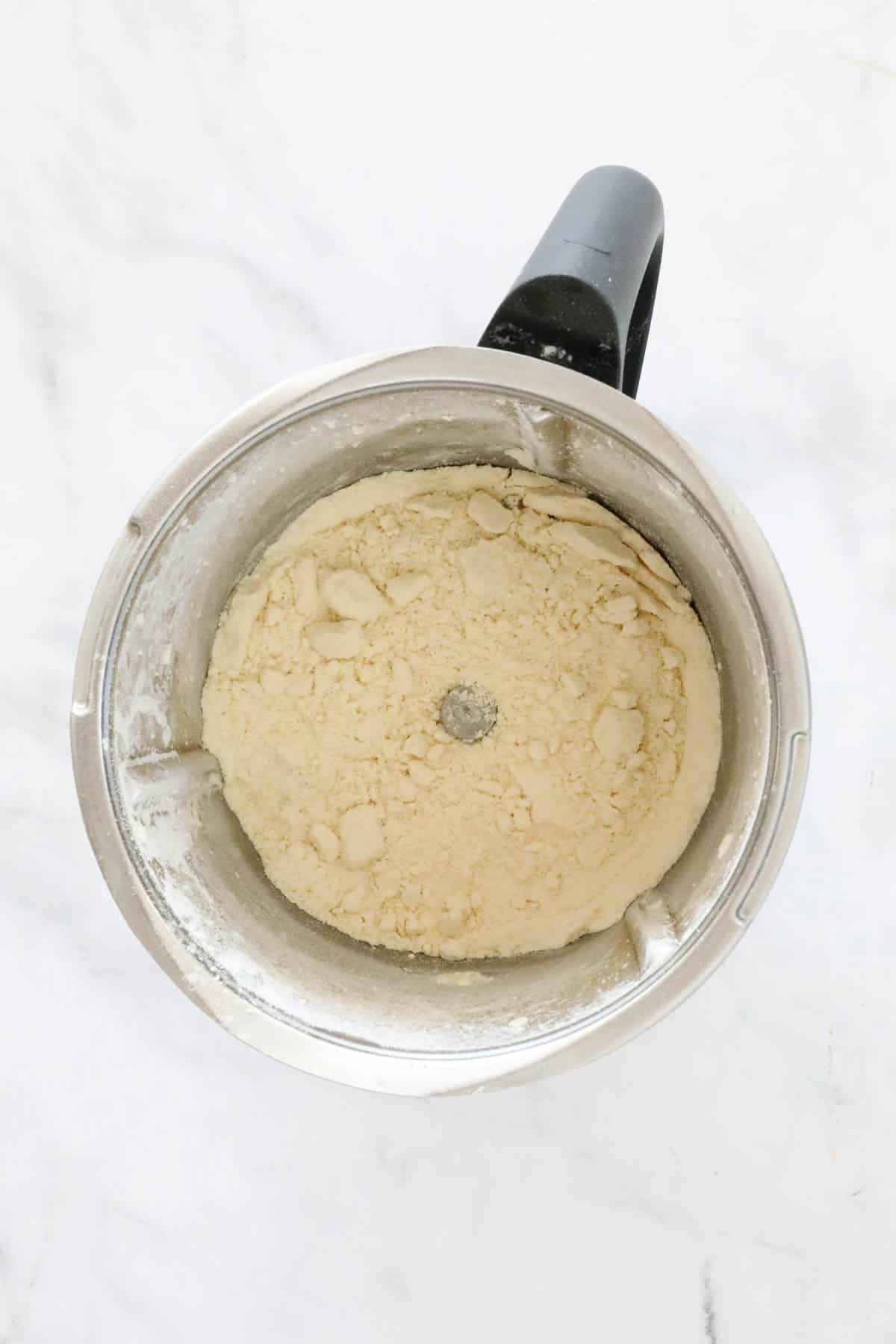 Pan rallado en un bol de Thermomix.