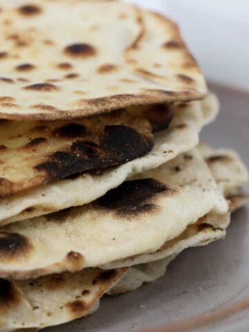 Una pila de pan roti.