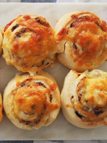 Cerca de rollos de queso y vegemite en un plato