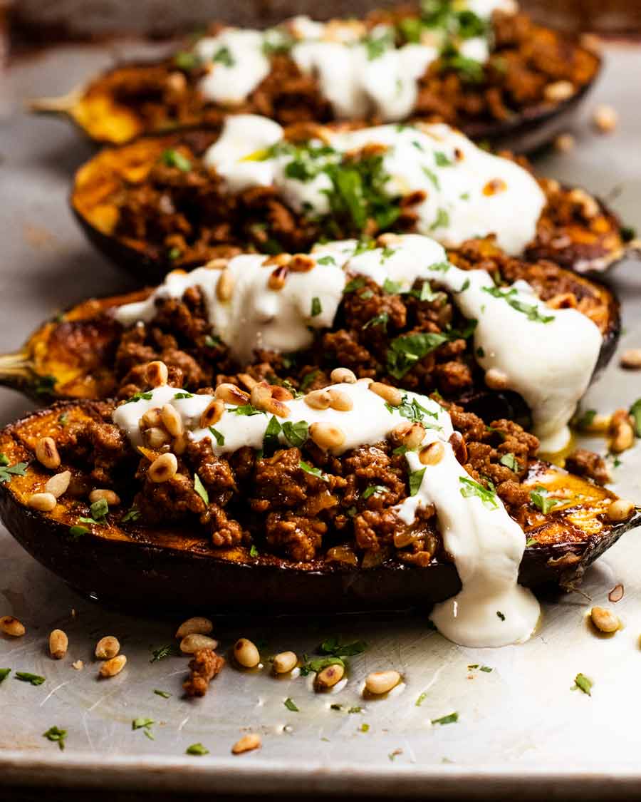 Berenjenas rellenas marroquíes recién horneadas - ternera o cordero especiado