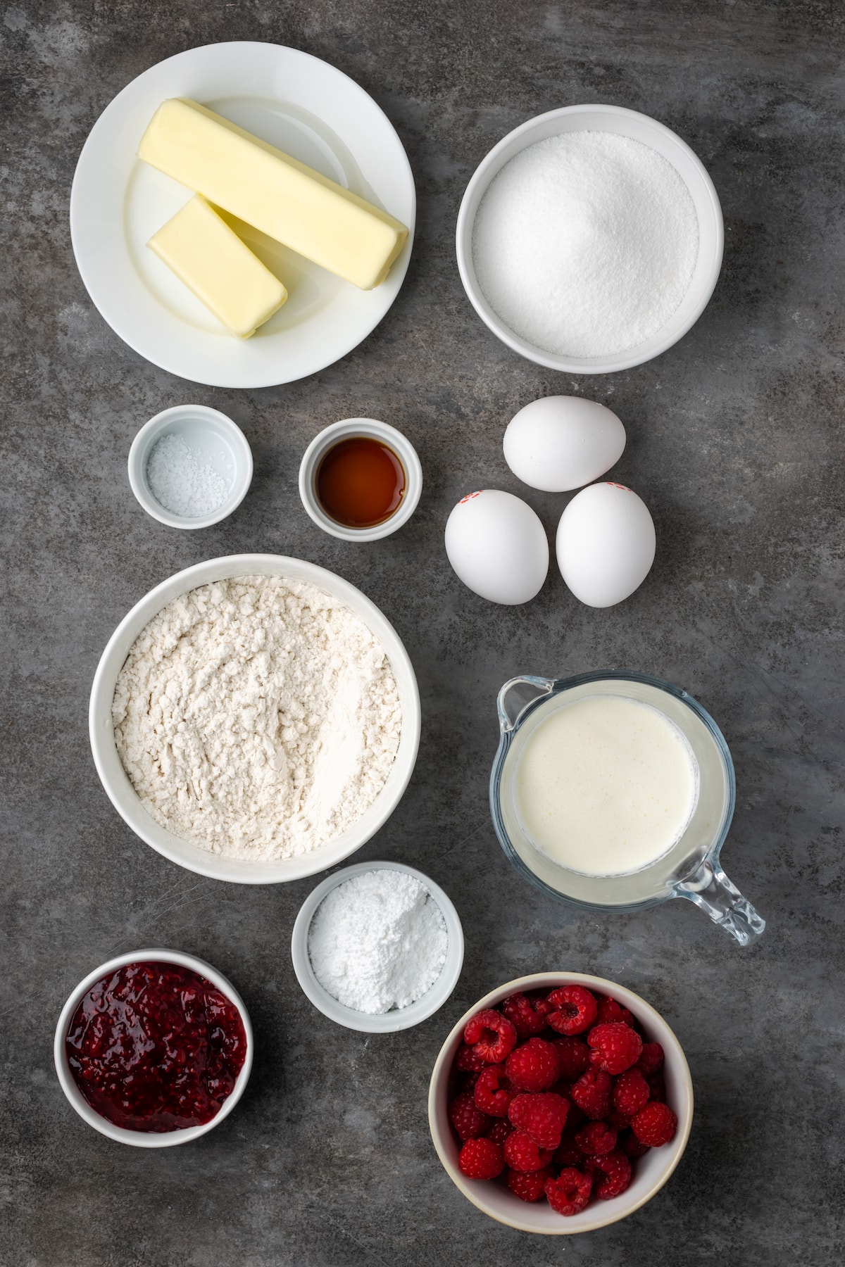 Esta receta de bizcocho Victoria es suave, esponjosa y está hecha con ingredientes simples. ¡Perfecto para combinar con mermelada y crema batida casera! Los ingredientes para un bizcocho Victoria casero.
