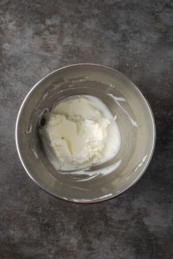 Esta receta de bizcocho Victoria es suave, esponjosa y está hecha con ingredientes simples. Perfecto para capas con mermelada y crema batida casera! Crema batida en un recipiente de metal.