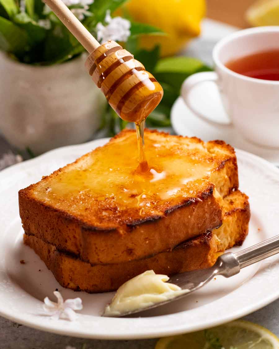 Pan de limón tostado glaseado con mantequilla y miel