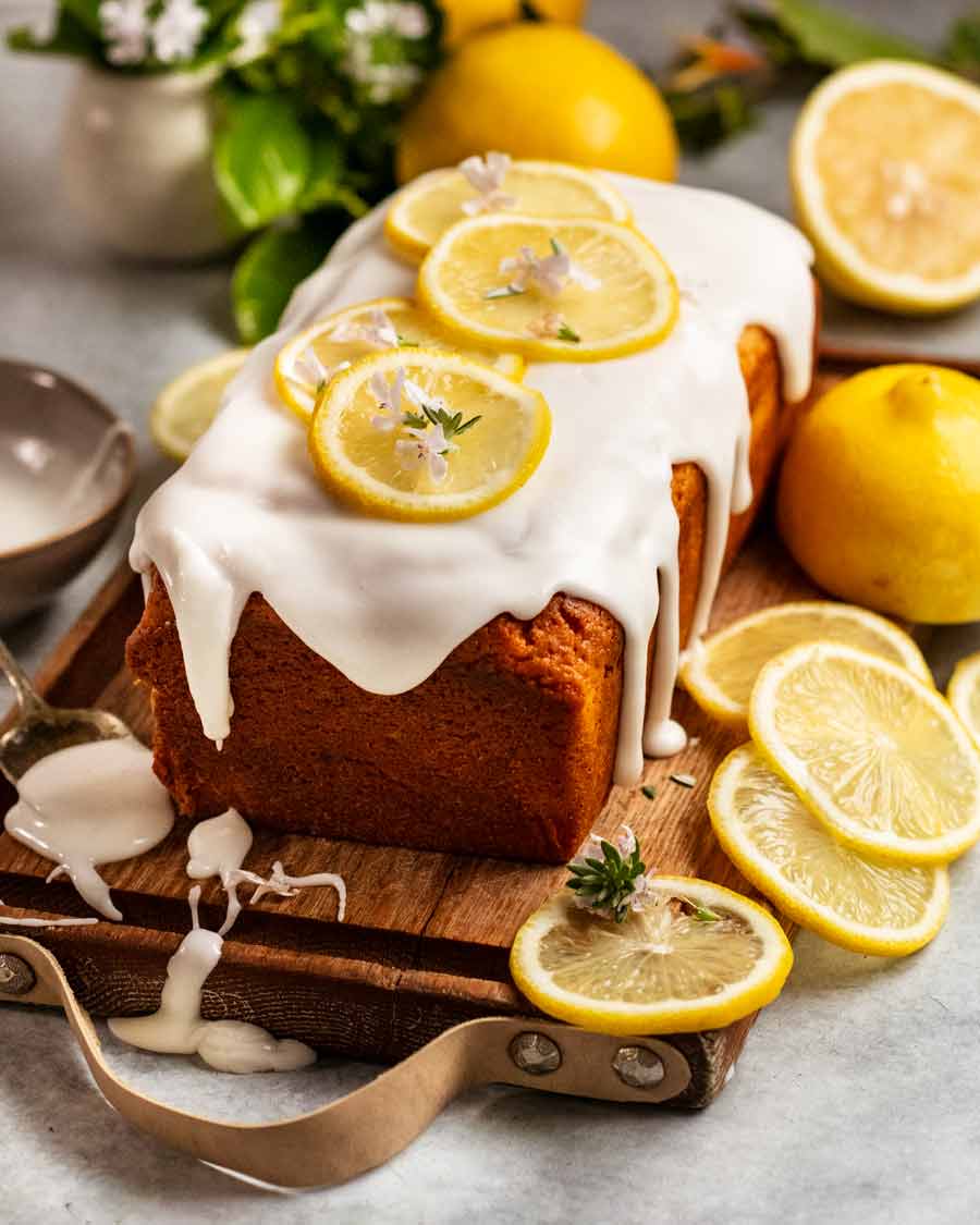 Pan de limón glaseado en tabla de cortar