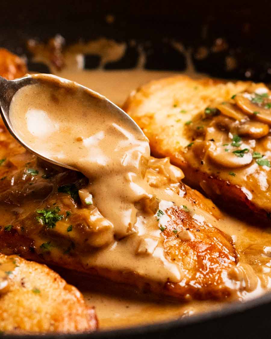 Vierta la salsa Marsala sobre el pollo