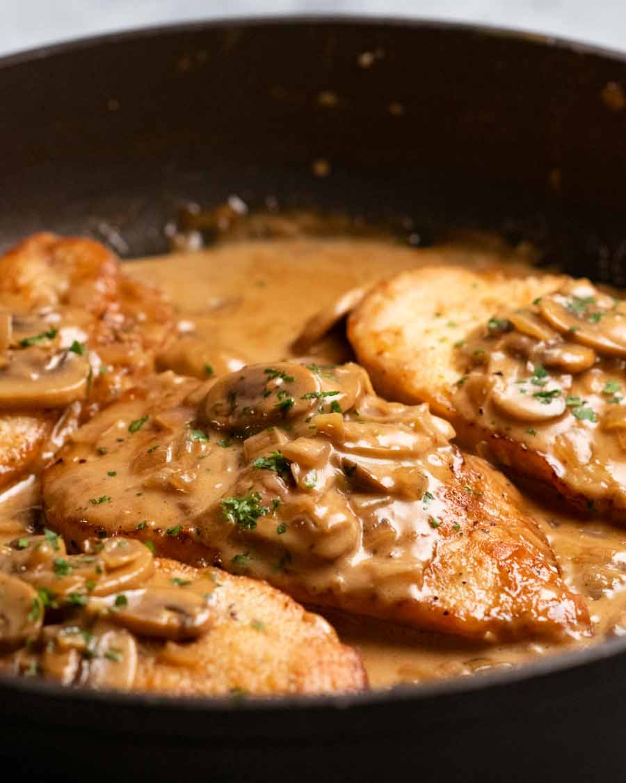 Pollo Marsala recién cocinado listo para servir