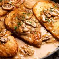 Pollo Marsala recién cocinado en una sartén
