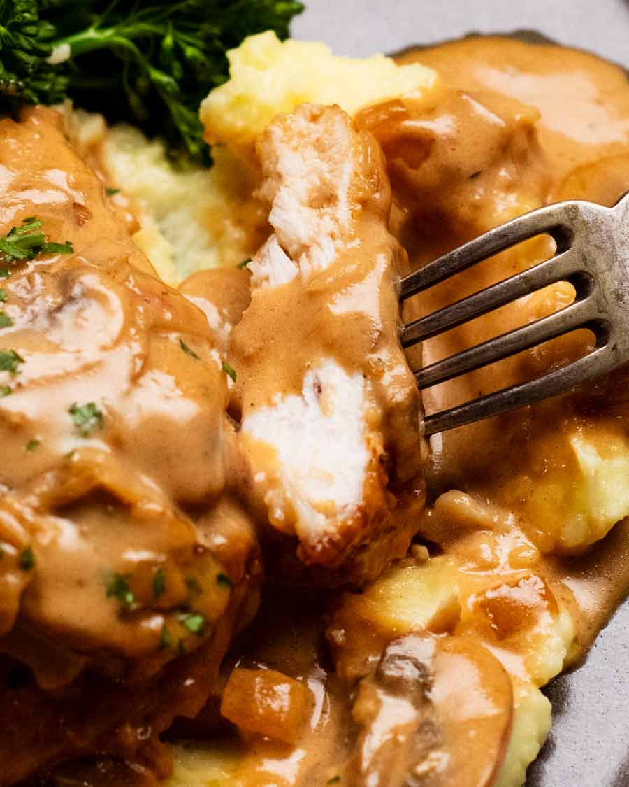 Primer plano de comer pollo Marsala