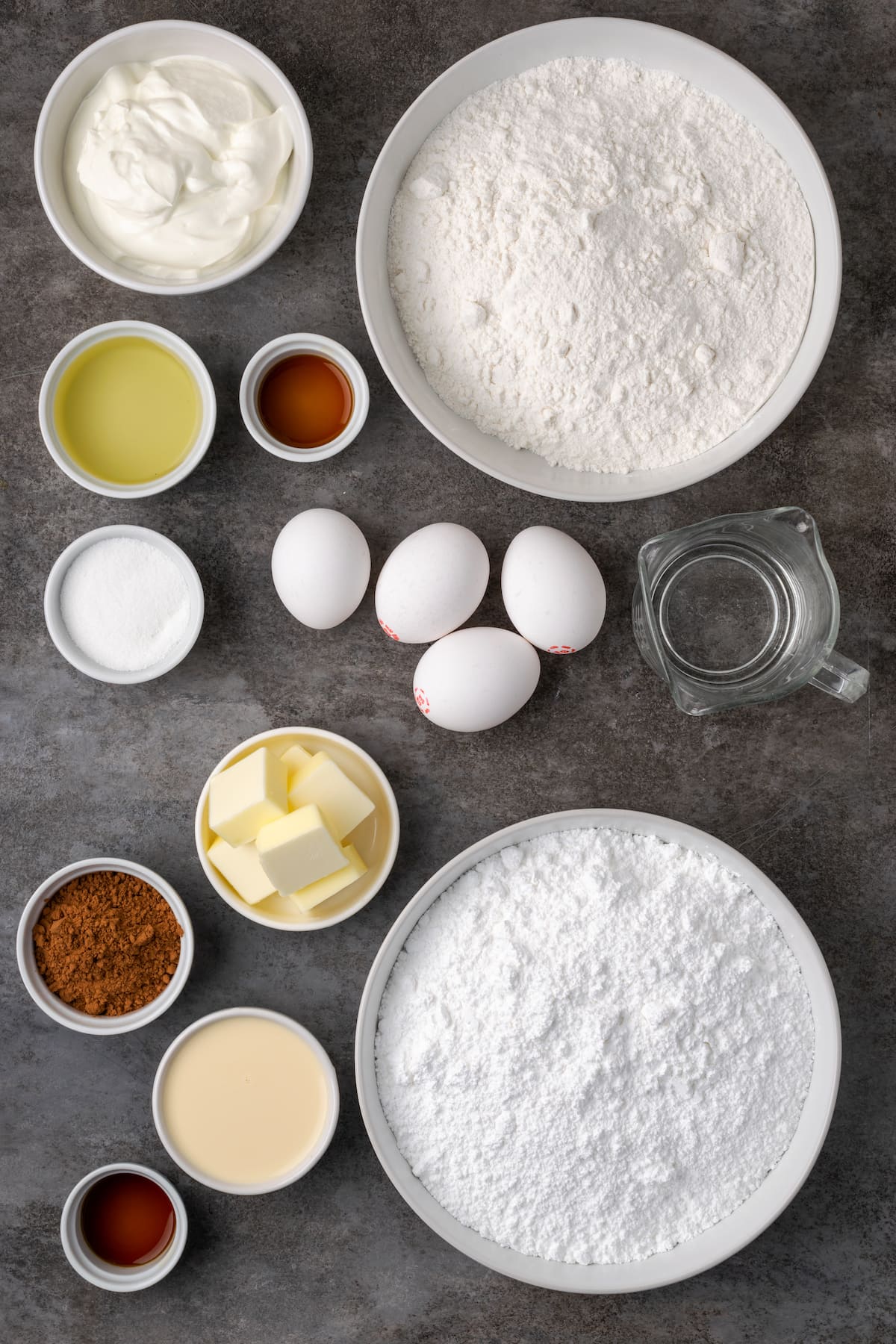 Los ingredientes para el pastel de crema agria con glaseado de chocolate.
