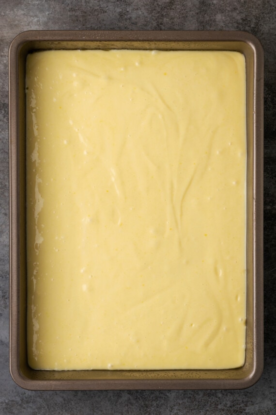 Masa para pastel de crema agria en un molde para hornear rectangular.