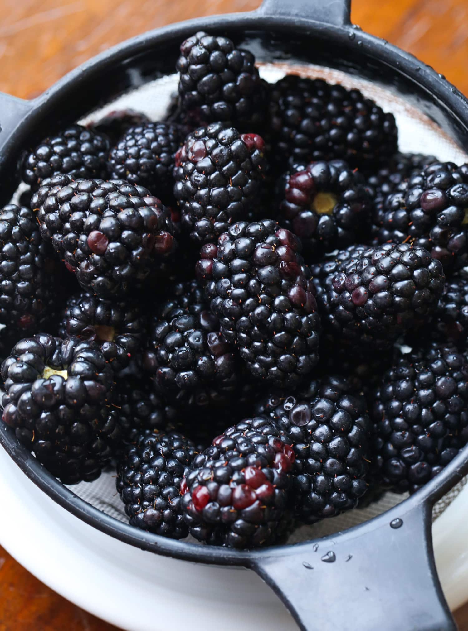 Moras en un colador después de ser enjuagadas