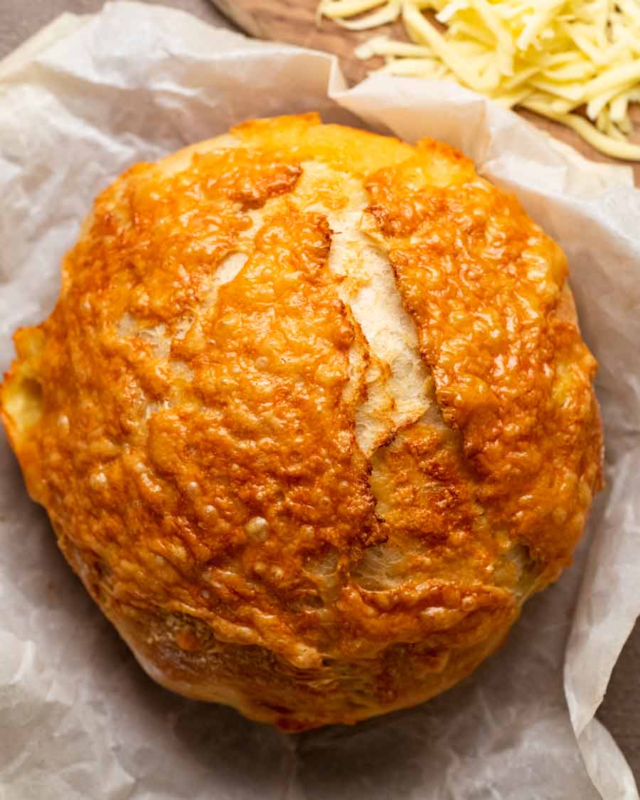 Pan de queso sin amasar listo para ser cortado y comido