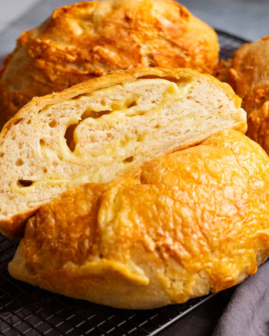 Cortar pan de queso sin amasar