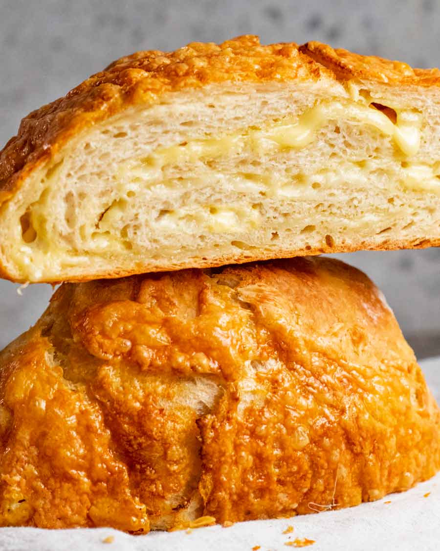 Pan de queso sin amasar listo para comer
