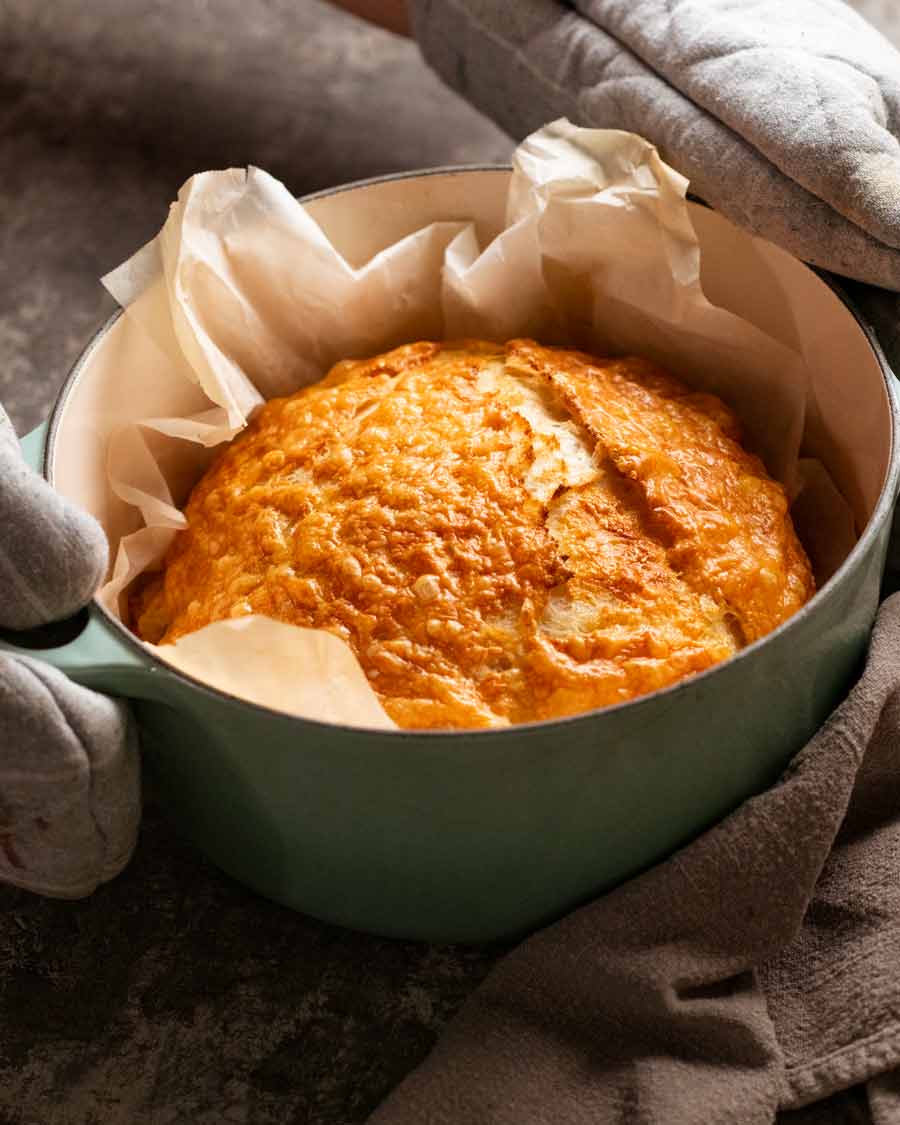 Pan de queso sin amasar recién salido del horno