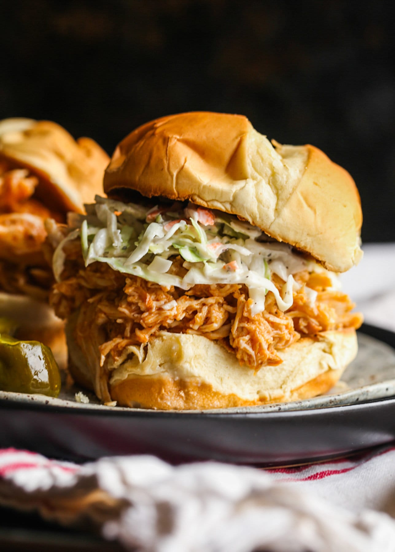 Sándwich de pollo a la barbacoa desmenuzado en un panecillo con ensalada de repollo