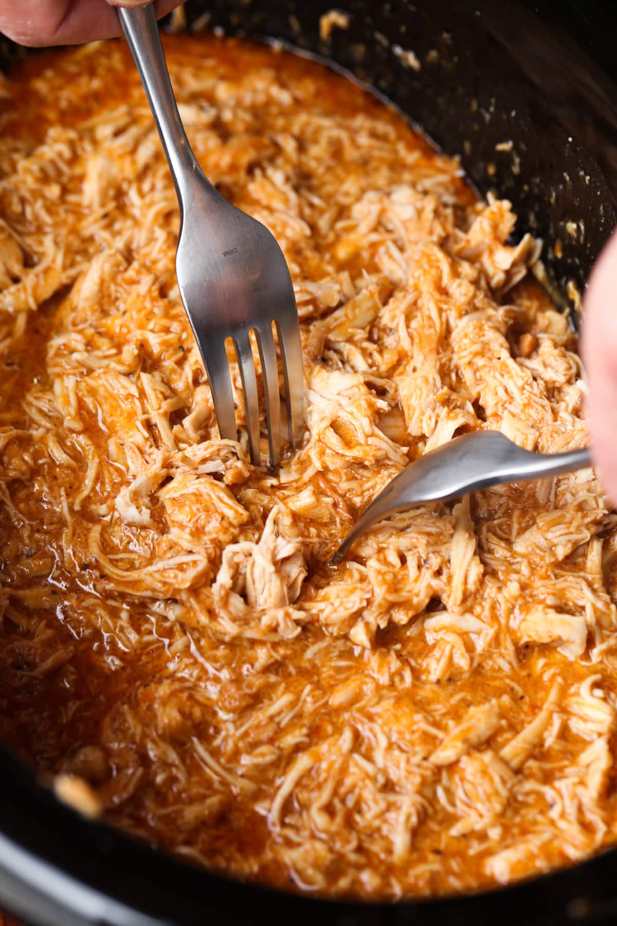 pollo a la barbacoa desmenuzado en una olla eléctrica