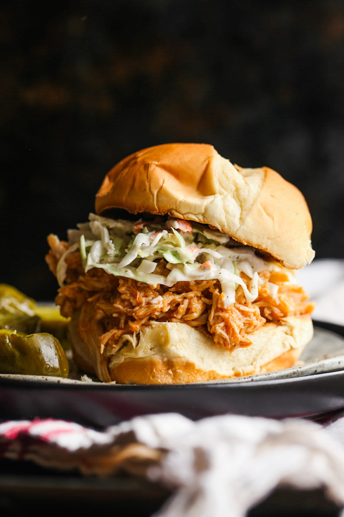 Crockpot BBQ Pollo en un panecillo con ensalada de col