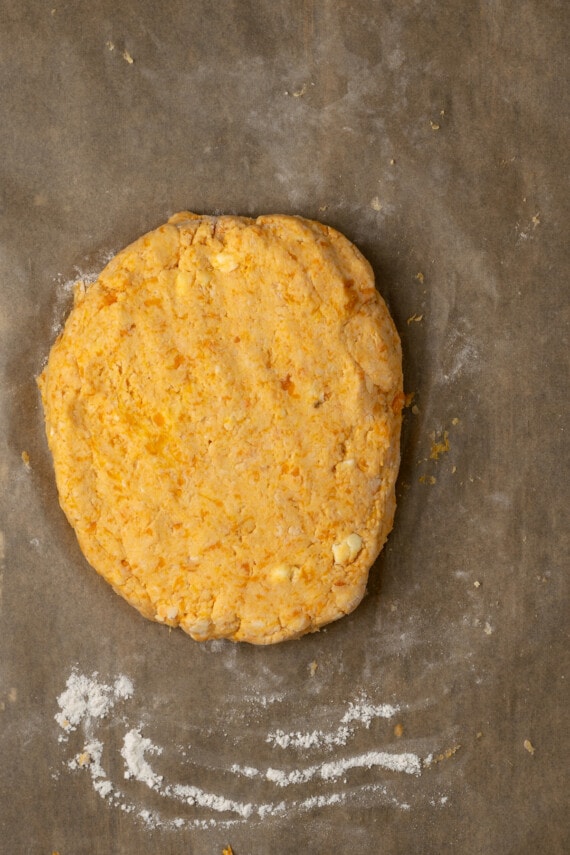 Masa de galleta de boniato amasada prensada en un disco plano.