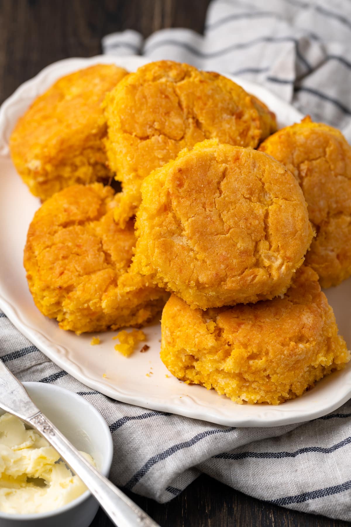Galletas de patata dulce apiladas en un montón en un plato blanco.