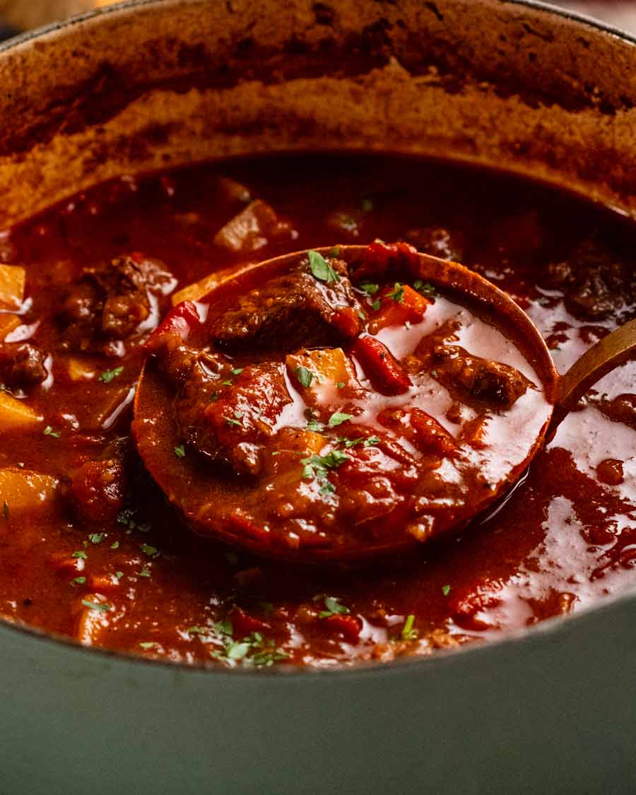Recogiendo goulash húngaro