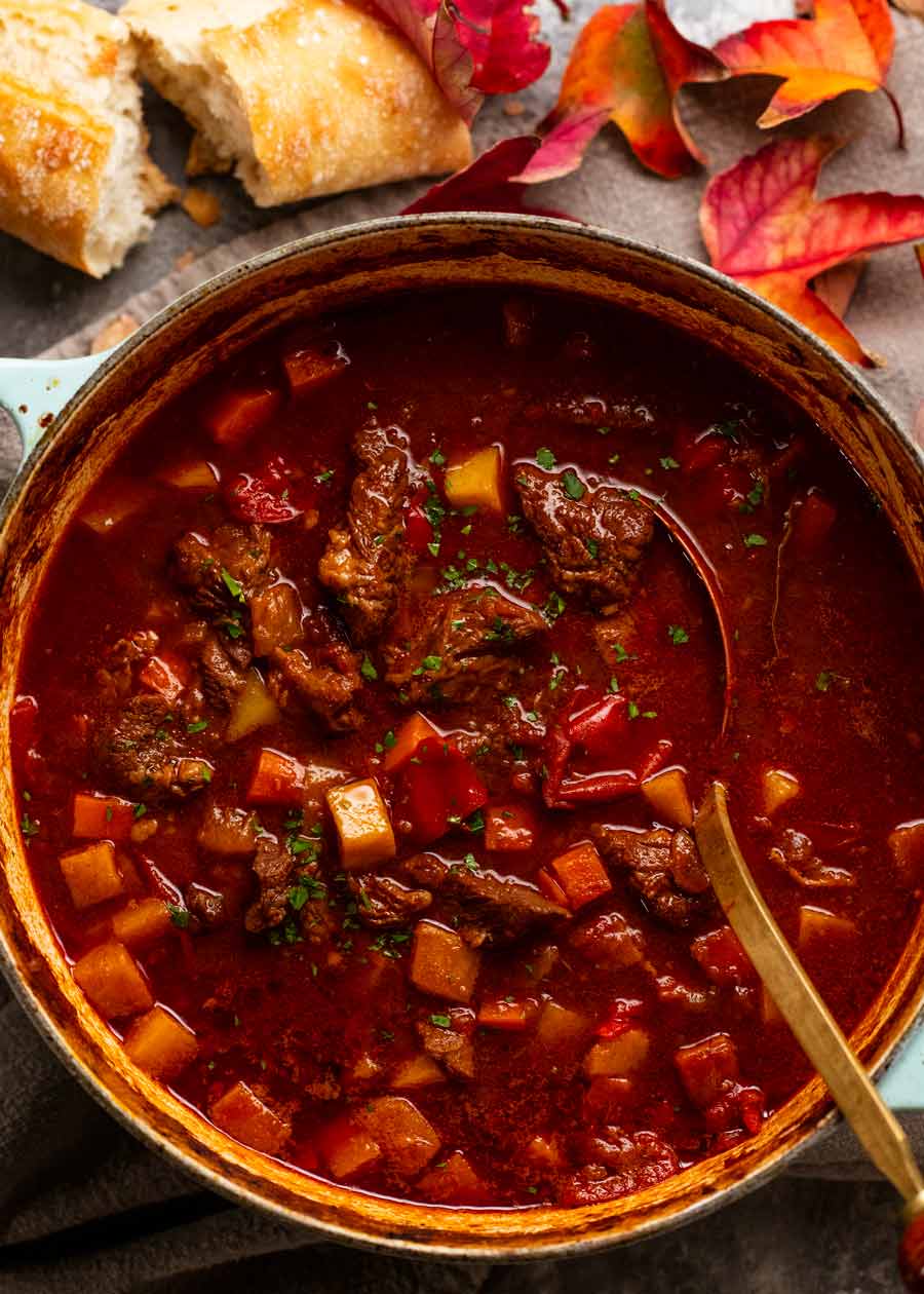 Goulash húngaro en una olla