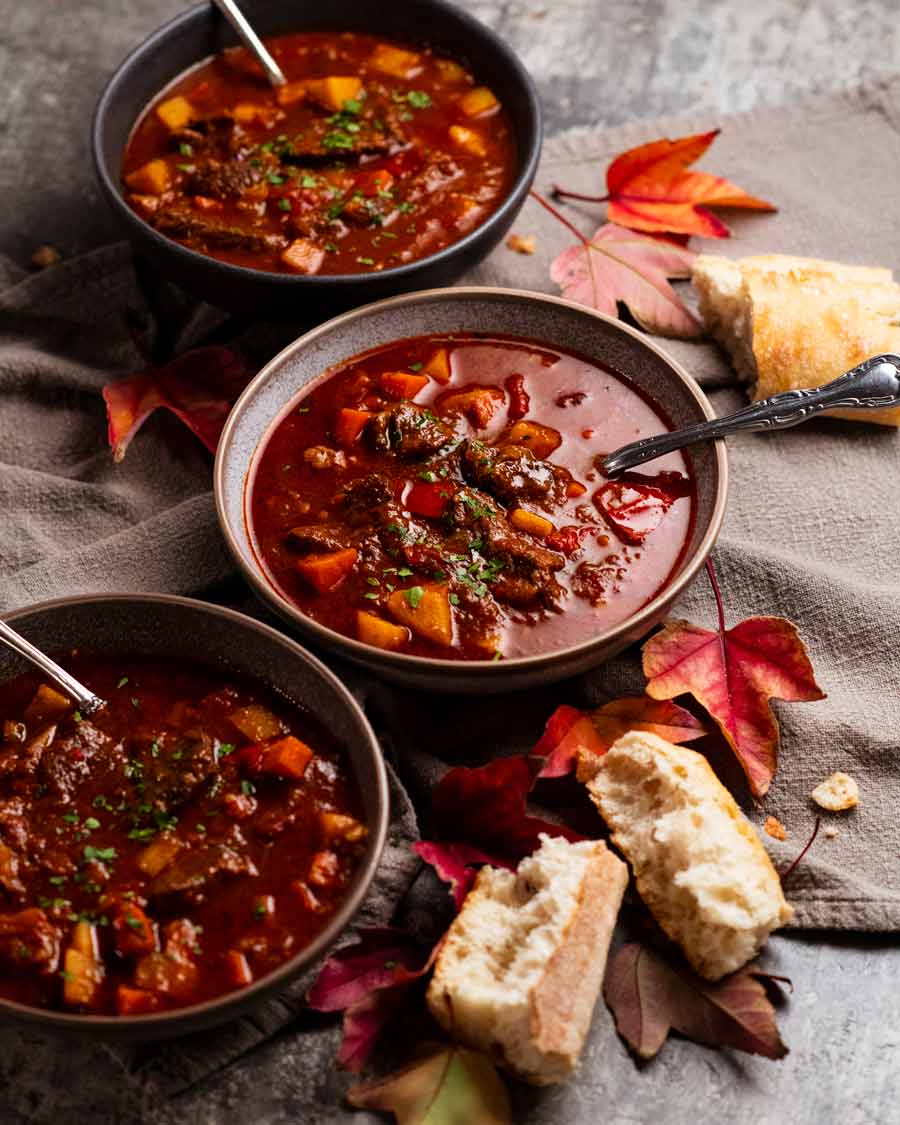 Cuencos de goulash húngaro listos para comer